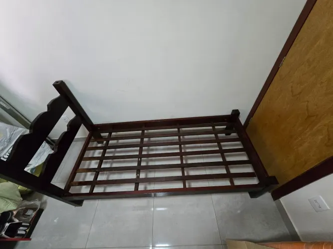Cama de solteiro em madeira de sucupira - ótima conservação