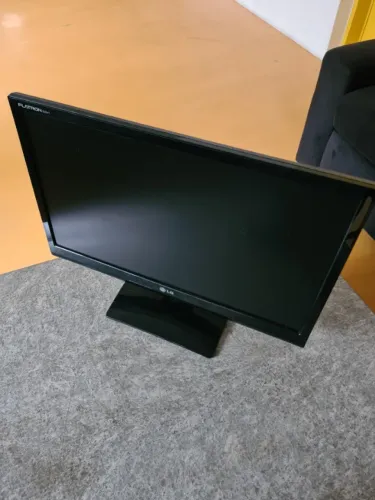 Monitor LG flatron E2241c-pn na cor preto com entrada VGA, sem avaria funcional.