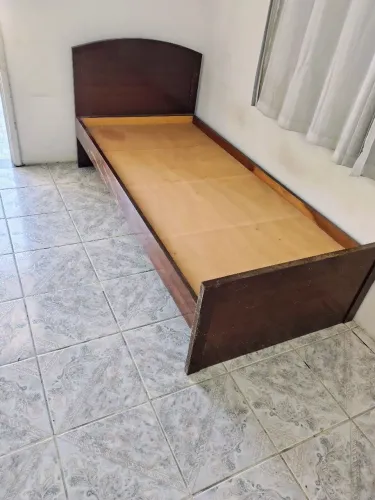 Cama de solteiro madeira boa  tel *
