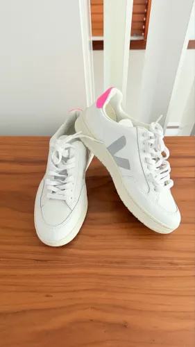 Tênis Vert em couro branco e detalhes rosa e cinza.