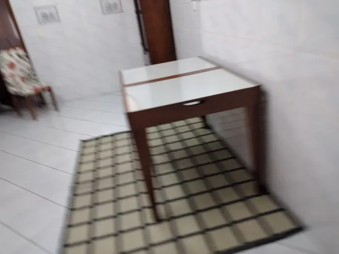 Mesa de jantar. 4 cadeiras madeira