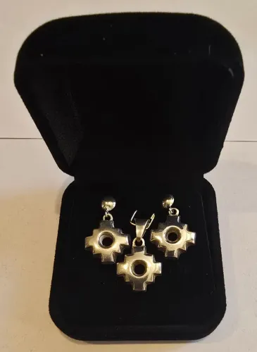 Conjunto Cruz Andina em prata 950, composto por brincos e pingente