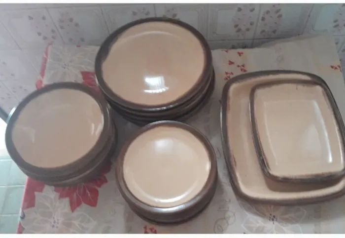 JOGO DE JANTAR DE PORCELANA PURA 20 peças .