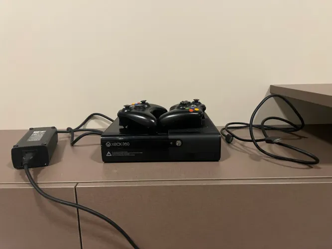 Xbox360 com 6 jogos + 2 controles 