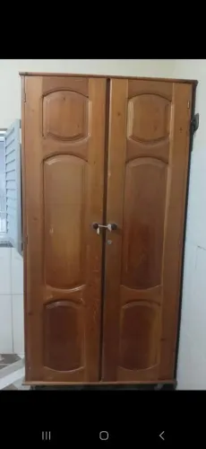 Vende-se guarda roupa de madeira.