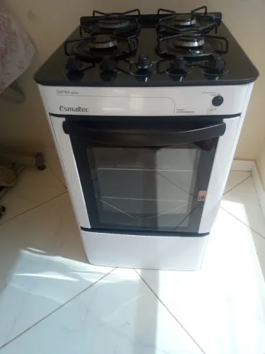 Fogão 4 bocas n tem os pés pq era embutido fogão ótimo tudo funcionando perfeitamente 