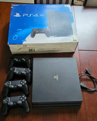 PS4 Pro 1TB + 4 Controles + 18 Jogos + Caixa Original