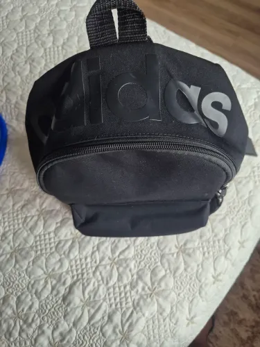 Mochila Adidas praticamente nova 