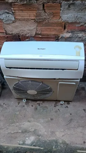 Ar condicionado split Springer de 9 mil BTUs serpentina cobre com controle,