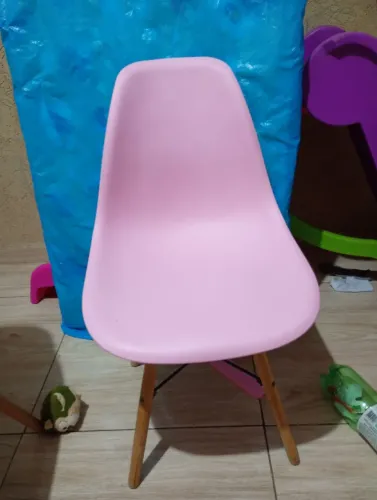 Cadeira Eiffel rosa semi nova