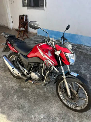 Titan 125 com as carenagens das 150