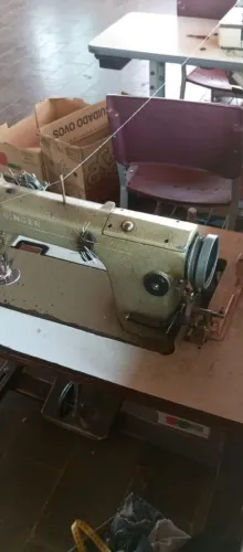 Máquina de costura reta industrial - Singer