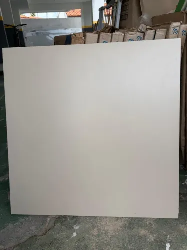 Piso Porcelanato Polido 62,8 cm x 62,8 cm - Total 122 m²