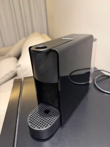 Cafeteira Nespresso Essenza Mini, usada poucas vezes
