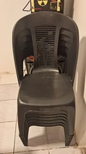 Vendo 6 cadeiras de plástico sem braço 