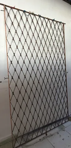 Grade de ferro 1,20m x 2,20m. Segurança reforçada