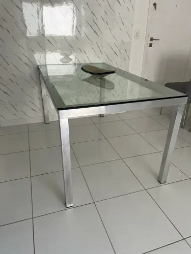 Mesa com base em alumínio e tampo de vidro 1,60x0,90 espessura do vidro 10mm