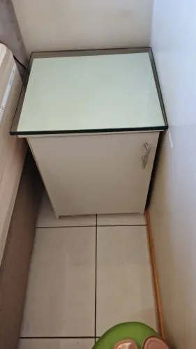 Criado mudo com tampo de vidro