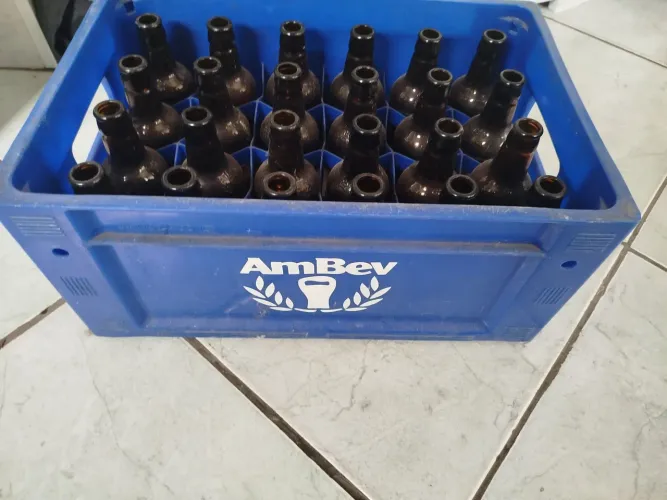Vendo caixa de cerveja vasilhame com cascos de 300ml.