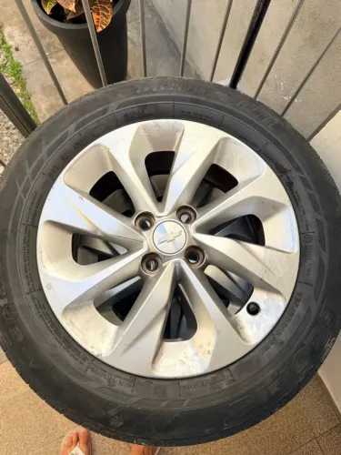 Vendo jogo de roda original 15 ônix com 4 pneus mais de meia vida