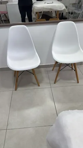 Par de cadeiras brancas estilo Eames