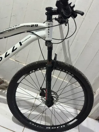 Bicicleta Colli de corrida e Estante de madeira Angelim 