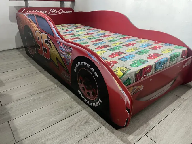 Cama temática (Relâmpago McQueen)