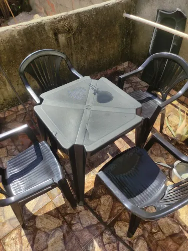 Vendo conjunto mesa cadeira motivo mudança Mesa tem uma pequena rachadura.