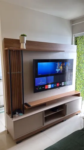 Painel com rack de chão