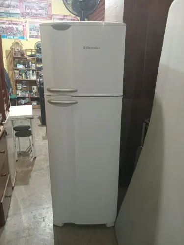 GELADEIRA ELECTROLUX OBS: COM DEFEITO. 