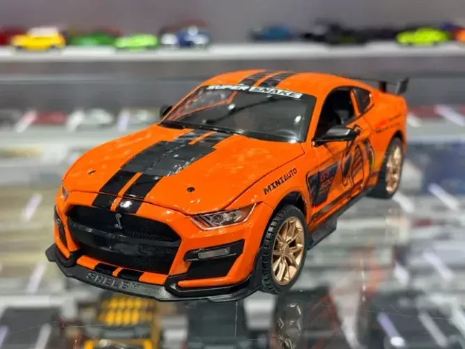 Miniatura Mustang Shelby GT-500 laranja 1:24 som e luz