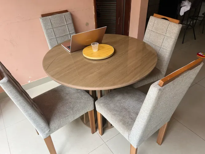 Mesa com cadeiras