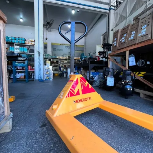 Paleteira Manual Menegotti 2000kg 685x1220mm