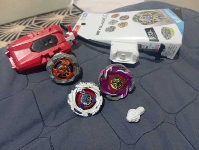 Lote de Beyblade X com arena baldinho