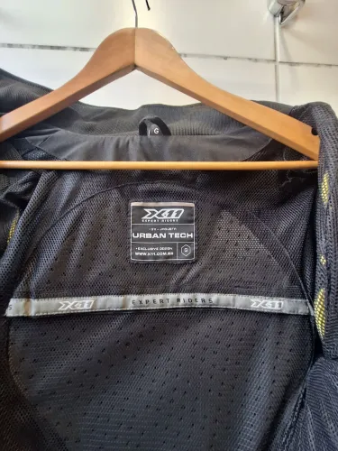 Casaco de motociclista com proteção embutida.