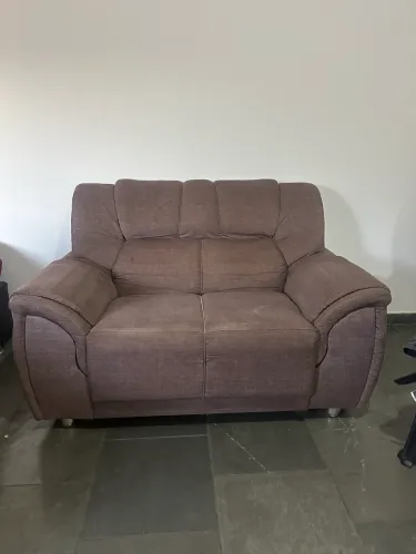 Sofá de 2 lugares marrom