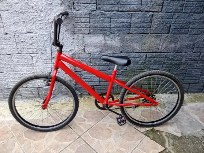 Vendo bicicleta aro 24 freio de mão, boa só anda por 230 reais.