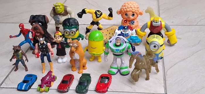 Lote de brinquedos ótimos.