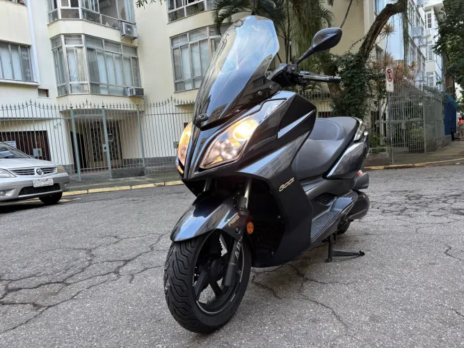 Moto Downtown 300i scooter