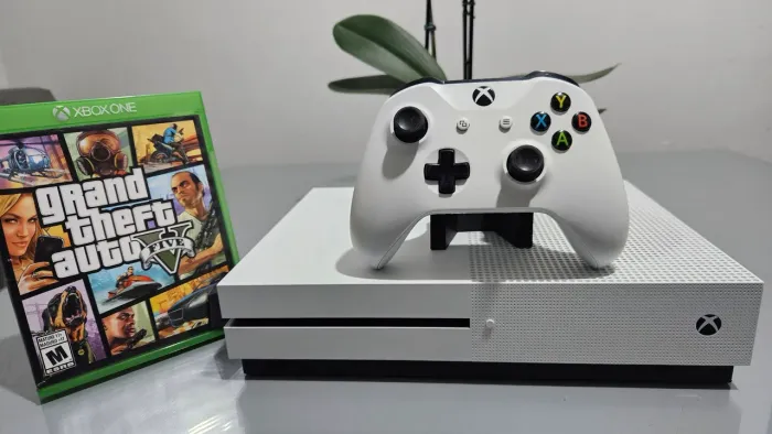 Xbox one s 500gb impecável + gta5 / aceito cartão/ entrego