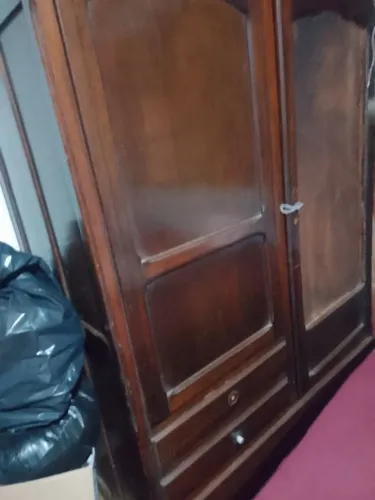 Vende se guarda roupa interisso de Madeira maciça, feito pelo pai