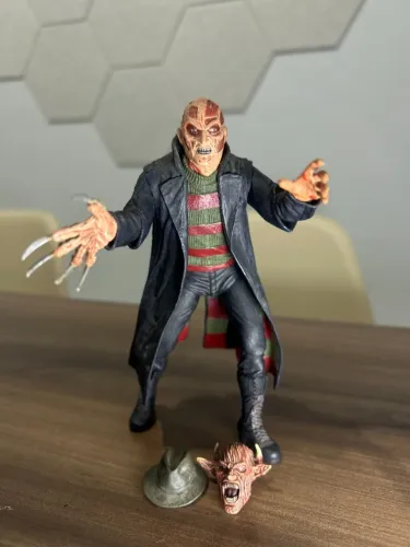 Boneco Action Figure articulável Freddy Krueger 16cm