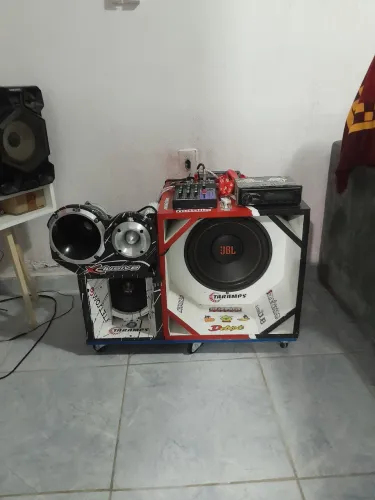 Vendo um som automotivo completo troco por compressor ou carroçinha