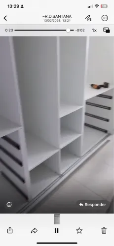 Guarda roupa grande e bem dividido