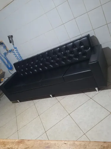 Sofá de quatro lugares com revestimento sintético