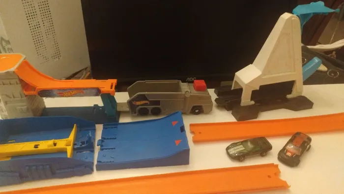 Pistas Hotwheels + 2 carrinhos