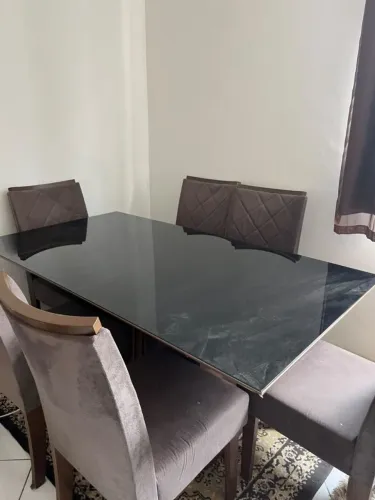 Mesa com 6 cadeiras.