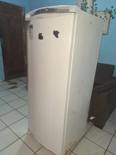 Vendo geladeira funcionando bem gelando 