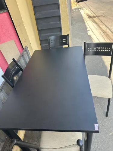 Mesa com a base de ferro com 4 cardeiras ferro