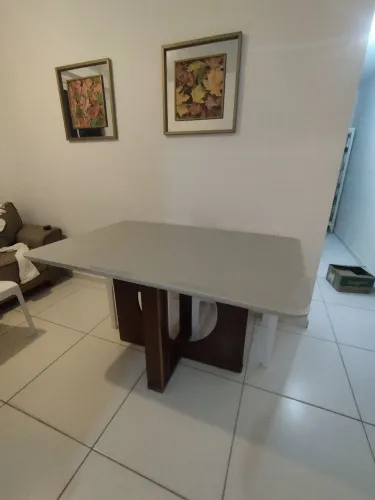 Mesa com tampo de vidro semi nova